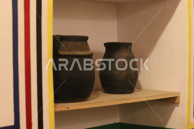 الأواني الفخارية الطينية الأثرية, المنازل الشعبية القديمة في المملكة, الأثاث والمفروشات التراثية السعودية, الزينة والاكسسوارات البسيطة, الديكور الداخلي على الطراز التقليدي السعودي