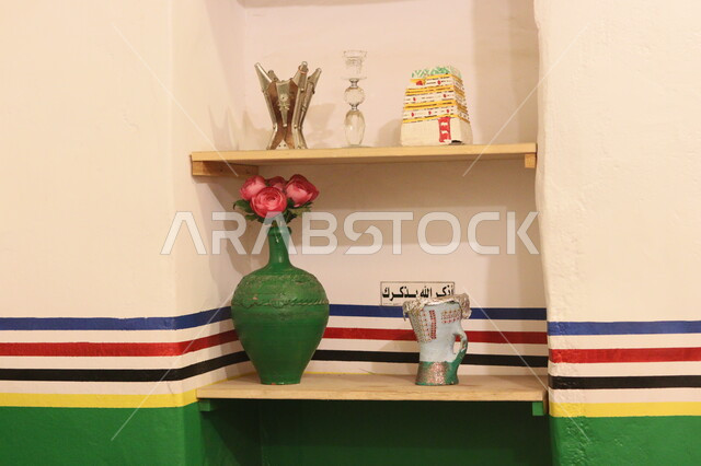  الزينة والاكسسوارات البسيطة, الديكور الداخلي على الطراز التقليدي السعودي، الأواني الفخارية الطينية الأثرية, المنازل الشعبية القديمة في المملكة, الأثاث والمفروشات التراثية السعودية
