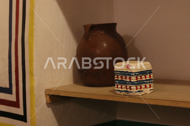  الديكور الداخلي على الطراز التقليدي السعودي، الأواني الفخارية الطينية الأثرية, المنازل الشعبية القديمة في المملكة, الأثاث والمفروشات التراثية السعودية, الزينة والاكسسوارات البسيطة