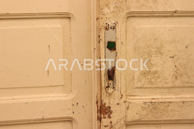 استخدام الأبواب الخشبية القديمة, المنازل الشعبية الأثرية في المملكة, الأثاث التراثي في السعودية, التصميم والديكور الداخلي على الطراز التقليدي السعودي