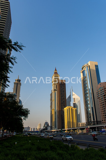 التقدم والتوسع العمراني في دولة الإمارات العربية المتحدة، الفن الهندسي المعماري للمباني والمنشآت السكنية والتجارية، الأبراج وناطحات السحاب في مدينة دبي، حركة مرور السيارات في الشوارع والطرقات