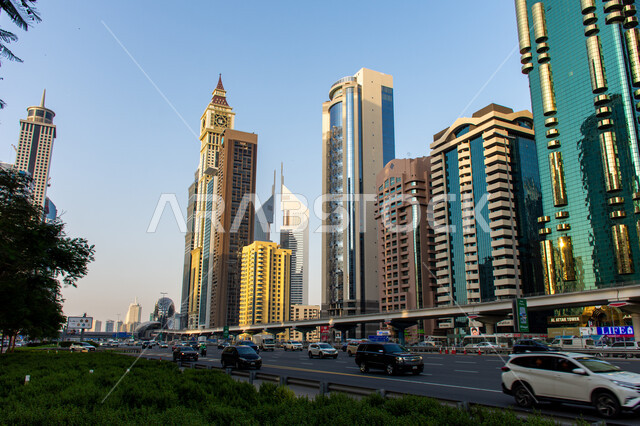 الفن الهندسي المعماري للمباني والمنشآت السكنية والتجارية، التقدم والتوسع العمراني في دولة الإمارات العربية المتحدة، الأبراج وناطحات السحاب في مدينة دبي، حركة مرور السيارات في الشوارع والطرقات