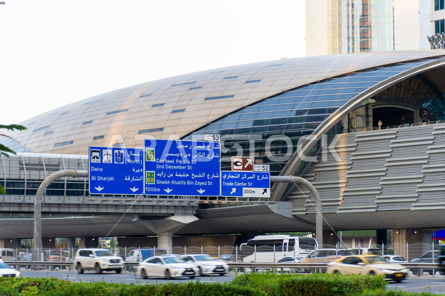 حركة مرور السيارات في شارع الشيخ زايد في دبي بالامارات العربية المتحدة، وسائل النقل والمواصلات، تدعيم وتأهيل الطرقات باللافتات الإرشادية الدلالية