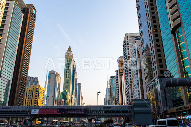التقدم والتوسع العمراني في دولة الإمارات العربية المتحدة، الفن الهندسي المعماري للمباني والمنشآت السكنية والتجارية، الأبراج وناطحات السحاب في مدينة دبي، حركة مرور السيارات في الشوارع والطرقات