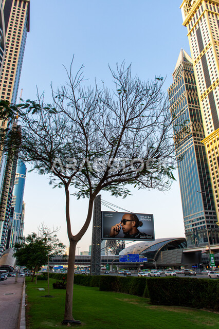 لوحة إعلانية في شارع الشيخ زايد بمدينة دبي، الفن الهندسي المعماري للابراج وناطحات السحاب، حركة مرور السيارات في طرق وشوارع الامارات العربية المتحدة، مفهوم التسويق والإعلان