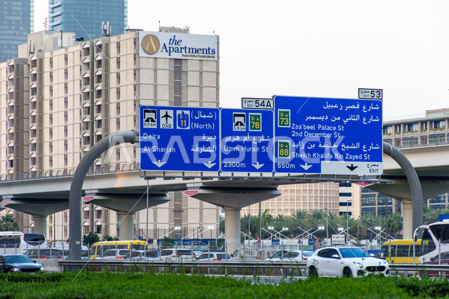 تدعيم وتأهيل الطرقات باللافتات الإرشادية الدلالية، وسائل النقل والمواصلات، حركة مرور السيارات في شارع الشيخ زايد في دبي بالامارات العربية المتحدة