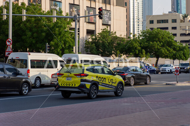 تسليم الطلبات والبضائع للزبائن، خدمات الشحن ذات الجودة العالية، سيارة توصيل تابعة لشركة نون بمدينة دبي بالإمارات العربية، خدمة التوصيل السريع والآمن