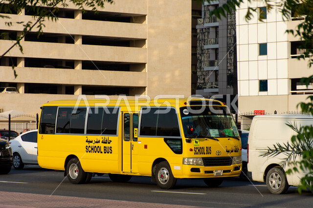 وسائل النقل والمواصلات، حافلة مدرسية تقف في شارع عام في دبي، خدمة توصيل الطلاب في الامارات العربية المتحدة، خط سير الباصات والحافلات