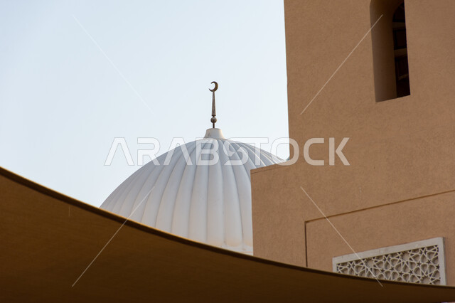 نداء المسلمين لاداء فريضة الصلاة، صورة مقربة لقبة مسجد في امارة دبي بالامارات العربية المتحدة، الفن الهندسي المعماري لبناء المساجد على الطراز الاسلامي الحديث، العبادة والتقرب إلى الله