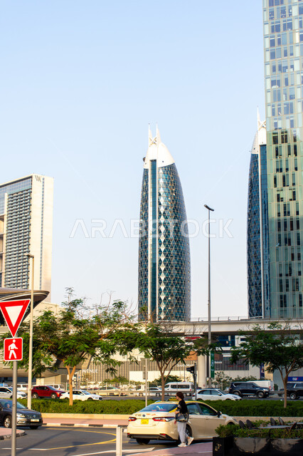 التقدم والتوسع العمراني في دولة الإمارات العربية المتحدة، الفن الهندسي المعماري للمباني والمنشآت السكنية والتجارية، الأبراج وناطحات السحاب في مدينة دبي، حركة مرور السيارات في الشوارع والطرقات
