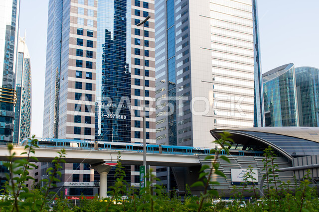 مترو دبي في الإمارات العربية المتحدة، شبكة السكك الحديدية للنقل السريع، وسائل النقل والمواصلات العامة، الاماكن والمعالم السياحية، الفن الهندسي المعماري للابراج وناطحات السحاب في شارع الشيخ زايد