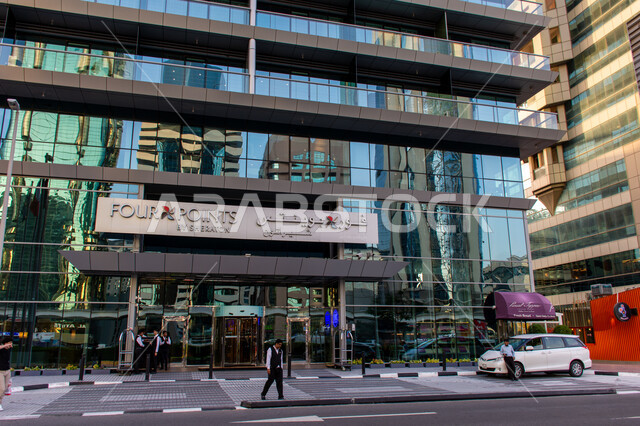 فندق فور بونتس من شيراتون بمدينة دبي بالامارات العربية المتحدة، سلسلة فنادق مشهورة، منتجعات واماكن سياحية ترفيهية، الفن الهندسي المعماري المتميز