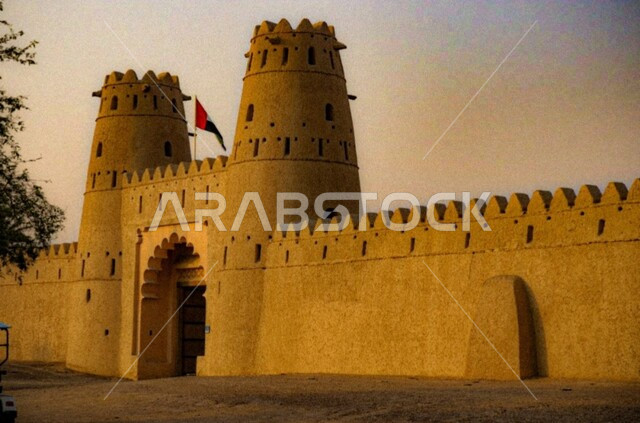 الحصون والقلاع الحربية المشيدة, الفن الهندسي المعماري على الطراز القديم, صورة مقربة لقلعلة الجاهلي في مدينة العين بأبو ظبي، المعالم السياحية المشهورة، مناطق جذب واستقطاب السائحين في الإمارات العربية المتحدة .