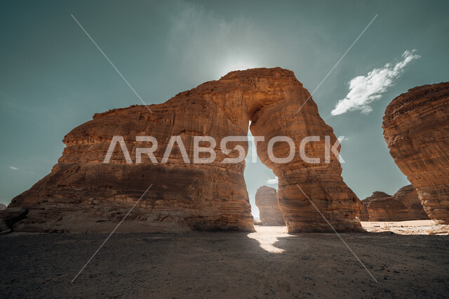 الحضارة القديمة الأثرية، المعالم التاريخية السياحية في السعودية، التكوينات الصخرية الطبيعية في مدينة العلا، صخرة الفيل في العلا، الطبيعة الصحراوية والمرتفعات الجبلية بالمملكة العربية السعودية