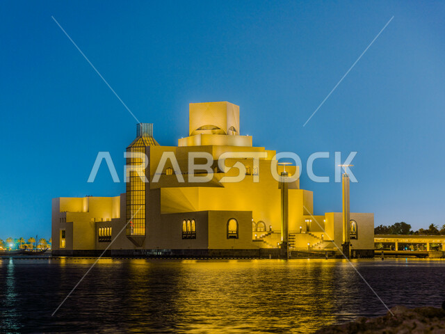 المعالم الثقافية المشهورة في دولة قطر، متحف الفن الاسلامي على كورنيش مدينة الدوحة، الفن الهندسي المعماري المتطور للمباني، الاضاءة والانارة للمنشأت والأبراج في وقت الليل