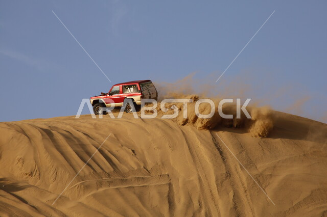  نشاط صحراوي ممتع ، مغامرات على الكثبان الرملية، قيادة سيارة الدفع الرباعي ( التطعيس )،  مغامرة شيقة في البيئة الصحراوية, الاستمتاع بممارسة الهوايات والأنشطة الترفيهية في مناطق الصحراء السعودية