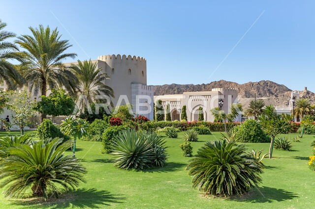 معالم و اماكن سياحية، الفن الهندسي المعماري لبناء القلاع على الطراز القديم، قلعة تاريخية أثرية في سلطنة عمان، الاهتمام بزراعة الأشجار والنباتات الخضراء