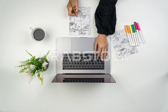 التدريب والتعلم من خلال المواقع الإلكترونية، بورتريه علوي عامودي ليدي إمرأة عربية خليجية اماراتية تقوم بالرسم بقلم الرصاص، شابة سعودية تستخدم جهاز الحاسوب، البيع والشراء عبر الانترنت، الحصول على الألوان المائية والخشبية ومستلزمات الرسم أونلاين، خلفية بيضاء