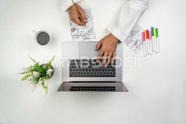 دمج التقنيات الحديثة بالأعمال الفنية, ممارسة الهوايات المفضلة, بورتريه علوي عامودي ليدين رسام عربي خليجي إماراتي يقوم بالرسم على ورقة  باستخدام قلم الرصاص, الاستعانة بجهاز الحاسوب للحصول على برامج المساعدة, خلفية بيضاء