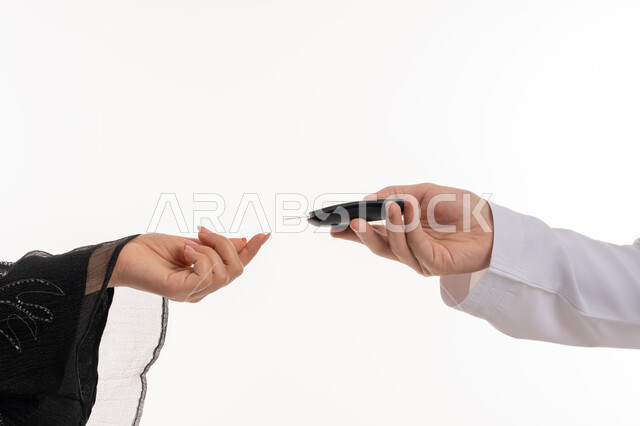 حالات مرضية ومشاكل وآلام جسدية, الرعاية الصحية والفحص الطبي السريع, جهاز إلكتروني حديث لمرضى داء السكري, بورتريه مقرب ليد امرأة عربية خليجية إماراتية تقوم بفحص نسبة السكر في الدم, مشاكل ارتفاع السكر في الدم, شابة سعودية مريضة، خلفية بيضاء