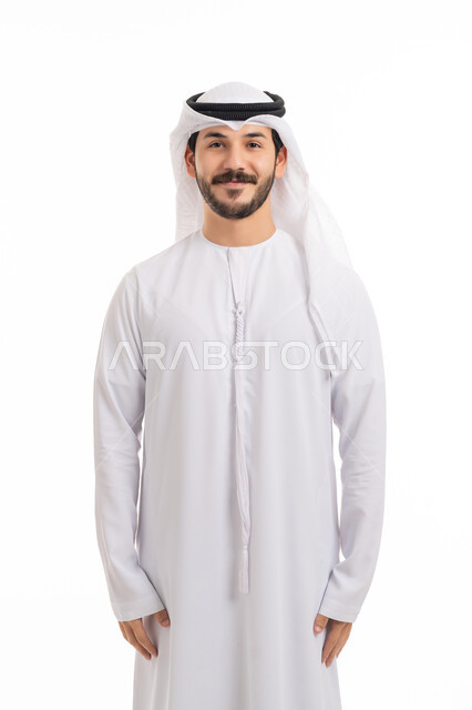الاهتمام بالمظهر الخارجي، أناقة الرجال الخليجيين, مفهوم الرجولة والثقة بالنفس، التقاط الصور الشخصية للوثائق الرسمية، بورتريه لرجل عربي خليجي إماراتي يرتدي الكندورة والغترة يقف بتعابير السعادة والسرور، خلفية بيضاء