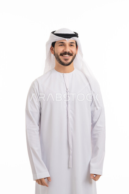 مفهوم الرجولة والثقة بالنفس، التقاط الصور الشخصية للوثائق الرسمية، بورتريه لرجل عربي خليجي إماراتي يرتدي الكندورة والغترة يقف بتعابير السعادة والسرور، الأناقة والاهتمام بالمظهر الخارجي، خلفية بيضاء