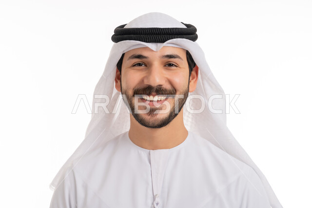 استخدام قشور فينير من الخزف للأسنان, صور شخصية للوثائق الرسمية, بورتريه مقرب لشاب عربي خليجي إماراتي يرتدي الكندورة والغترة ينظر إلى الكاميرا بإيماءات البشاشة, الاناقة والاهتمام بالمظهر الخارجي, خلفية بيضاء