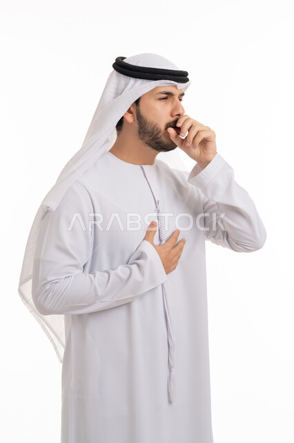 الإصابة بالأنفلونزا ونزلات البرد, إيماءات الإرهاق والتعب الشديد، الكحة والتهاب الحلق والحاجة للعلاج، بورتريه لرجل عربي خليجي اماراتي يرتدي الكندورة والغترة يضع يده أمام فمه ويقوم بالسعال, خلفية بيضاء