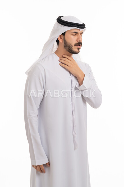 الاصابة بنزلة برد والتهاب الحلق، إيماءات صعوبة التنفس والتعب والألم، بورتريه لشاب عربي خليجي إماراتي يرتدي الكندورة والغترة يضع يديه على حلقه ويشعر بالاختناق، المرض الشديد والسعال، العدوى بفايروس كورونا، خلفية بيضاء