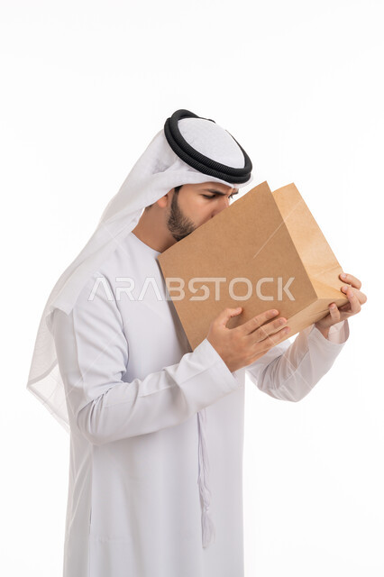 استخدام كيس ورقي يساعد على الاحتفاظ بهواء الزفير والتنفس في حالة الهلع, بورتريه لرجل عربي خليجي اماراتي يرتدي الكندورة والغترة الاماراتية يعاني من صعوبة التنفس, الأمراض والمشاكل التحسسية الصدرية, خلفية بيضاء