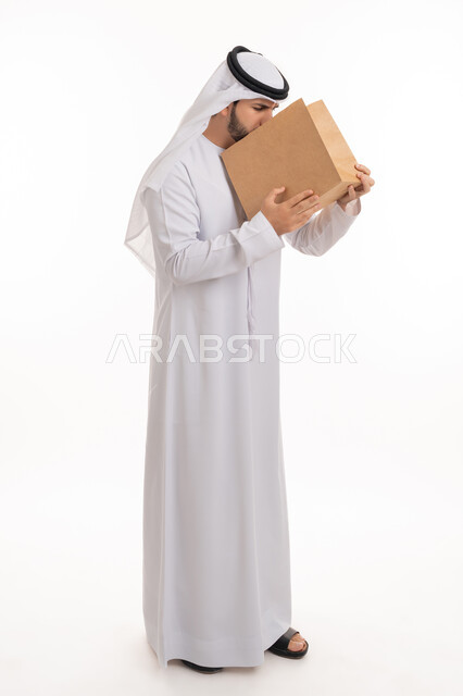 الاحتفاظ بهواء الزفير والتنفس في حالة الهلع, الاحساس والشعور بضيق الصدر, الحالات المرضية والمشاكل الصحية, بورتريه لرجل عربي خليجي إماراتي يرتدي الكندورة والغترة الاماراتية يحمل كيس ورقي, صورة الجسم بالطول الكامل, خلفية بيضاء