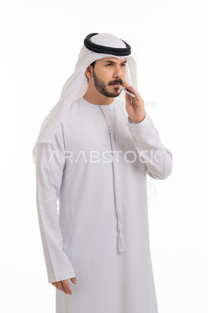 الحاجة إلى زيارة الطبيب للمساعدة ووضع خطة علاجية, الإصابة بالحمى والإرهاق، بورتريه لرجل عربي خليجي إماراتي يرتدي الكندورة والغترة يقوم بقياس حرارته باستخدام الميزان الرقمي، إيماءات التعب بسبب المرض, خلفية بيضاء