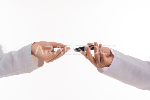 أجهزة الفحص السريعة المنزليه,  جهاز إلكتروني حديث لمرضى داء السكري, حالات مرضية ومشاكل وآلام جسدية, بورتريه علوي عامودي ليد رجل عربي خليجي إماراتي يقوم بفحص نسبة السكر في الدم, خلفية بيضاء