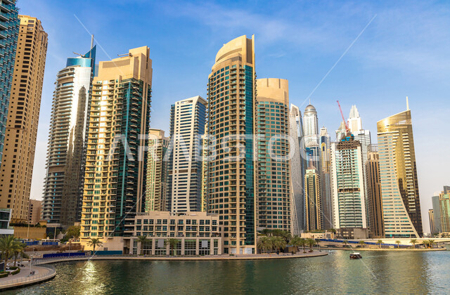 النمو والتقدم العمراني للابراج وناطحات السحاب، الفن الهندسي المعماري المتطور للمنشآت التجارية والسكنية، المباني والمنتجعات الفاخرة المطلة على الواجهة البحرية في الإمارات العربية المتحدة، المدن السياحية الساحلية في امارة دبي