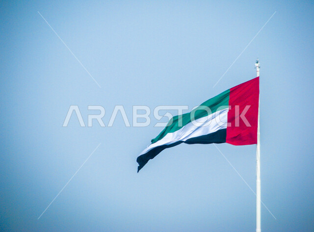 يوم استقلال الإمارات، صورة مقربة لعلم الإمارات العربية المتحدة يرفرف في السماء، الإحتفال بالعيد الوطني الإماراتي، هوية اليوم الوطني الإماراتي 51 ، حب الوطن والعلم