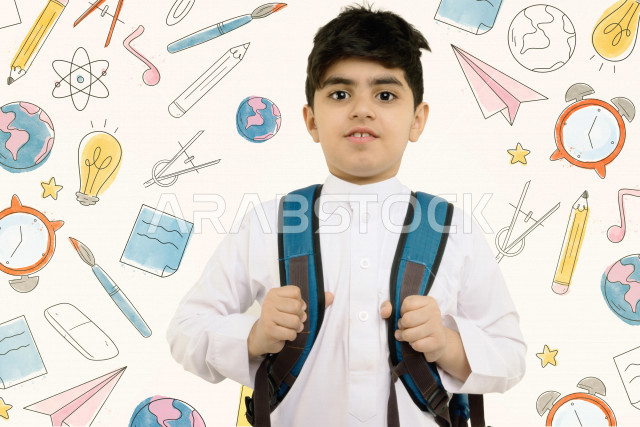 طالب مدرسي عربي خليجي سعودي يقف مبتسم ، يرتدي حقيبة ظهر مدرسية ، و يرتدي ثوب سعودي تقليدي ، مستعد للذهاب الى المدرسة ، فصل دراسي تعليمي جديد ، الاستعداد للمدارس ، مع خلفية لأدوات هندسية مختلفة