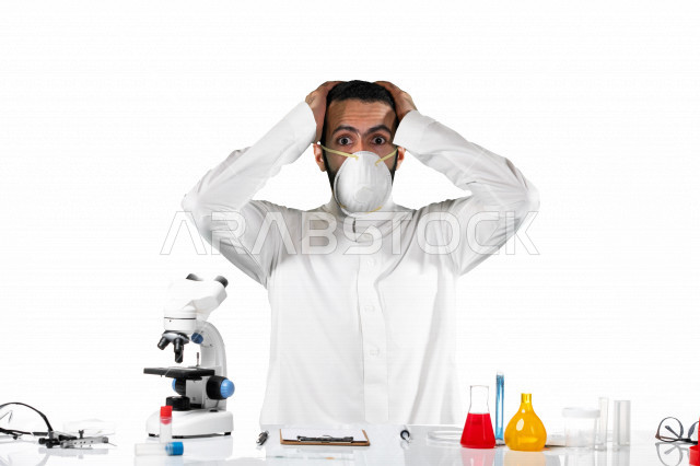 شاب خليجي سعودي يرتدي الكمامة ،  تعابير الصدمة والدهشة على وجهه ، يجلس في مختبر طبي ، فحوصات ونتائج التحاليل