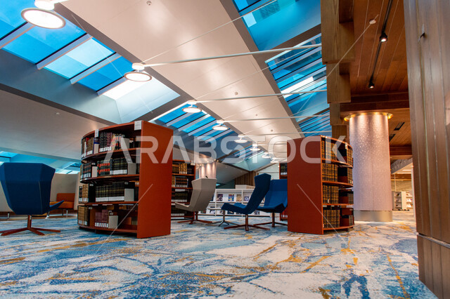 التصميم الداخلي لمكتبة محمد بن راشد الثرية بالمجلاات والمعاجم في امارة دبي، صرح معرفي مميز ومعلم ثقافي مشهور، منارة للثقافة والفكر، الفن الهندسي المعماري للمكتبات والمتاحف والمعارض في الامارات العربية المتحدة، مكان للقراء ومحبي العلم والمعرفة