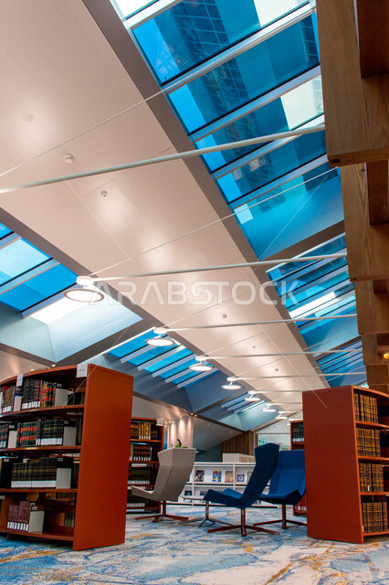 التصميم الداخلي لمكتبة محمد بن راشد الثرية بالمجلاات والمعاجم في امارة دبي، صرح معرفي مميز ومعلم ثقافي مشهور، منارة للثقافة والفكر، الفن الهندسي المعماري للمكتبات والمتاحف والمعارض في الامارات العربية المتحدة، مكان للقراء ومحبي العلم والمعرفة