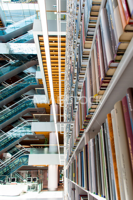  مكان للقراء ومحبي العلم والمعرفة، التصميم الداخلي لرفوف الكتب في مكتبة محمد بن راشد الثرية بالمجلاات والمعاجم في امارة دبي، صرح معرفي مميز ومعلم ثقافي مشهور، منارة للثقافة والفكر، الفن الهندسي المعماري للمكتبات والمتاحف والمعارض في الامارات العربية المتحدة