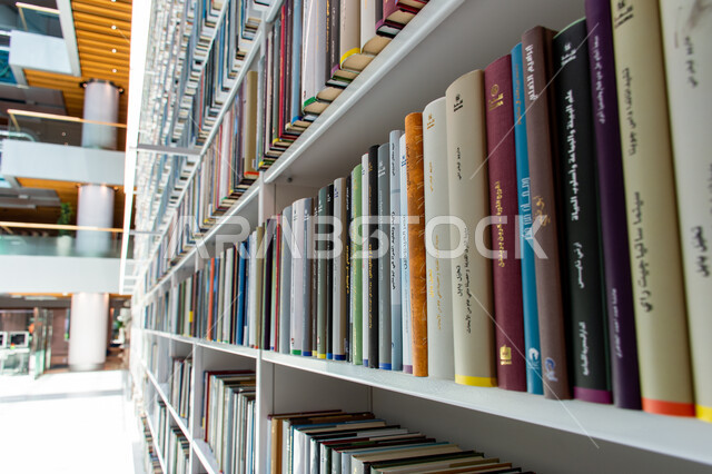  مكان للقراء ومحبي العلم والمعرفة، التصميم الداخلي لرفوف الكتب في مكتبة محمد بن راشد الثرية بالمجلاات والمعاجم في امارة دبي، صرح معرفي مميز ومعلم ثقافي مشهور، منارة للثقافة والفكر، الفن الهندسي المعماري للمكتبات والمتاحف والمعارض في الامارات العربية المتحدة