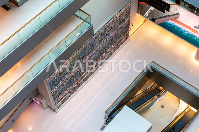 الفن الهندسي المعماري للمكتبات والمتاحف والمعارض في الامارات العربية المتحدة، مكان للقراء ومحبي العلم والمعرفة، التصميم الداخلي لرفوف الكتب في مكتبة محمد بن راشد الثرية بالمجلاات والمعاجم في امارة دبي، صرح معرفي مميز ومعلم ثقافي مشهور، منارة للثقافة والفكر