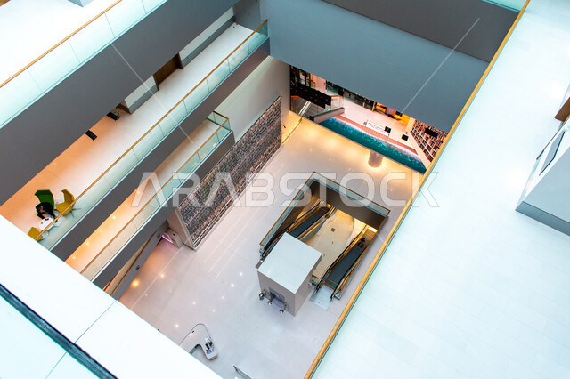 الفن الهندسي المعماري للمكتبات والمتاحف والمعارض في الامارات العربية المتحدة، مكان للقراء ومحبي العلم والمعرفة، التصميم الداخلي لرفوف الكتب في مكتبة محمد بن راشد الثرية بالمجلاات والمعاجم في امارة دبي، صرح معرفي مميز ومعلم ثقافي مشهور، منارة للثقافة والفكر