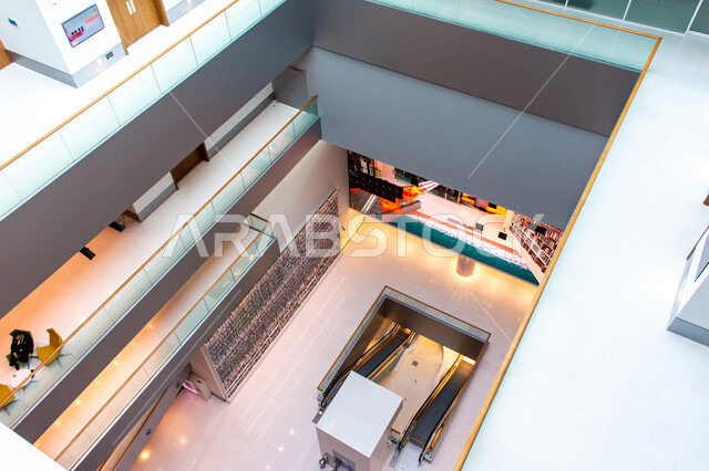 الفن الهندسي المعماري للمكتبات والمتاحف والمعارض في الامارات العربية المتحدة، مكان للقراء ومحبي العلم والمعرفة، التصميم الداخلي لرفوف الكتب في مكتبة محمد بن راشد الثرية بالمجلاات والمعاجم في امارة دبي، صرح معرفي مميز ومعلم ثقافي مشهور، منارة للثقافة والفكر