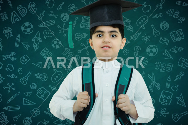 طالب مدرسي عربي خليجي سعودي يرتدي قبعة التخرج ، يرتدي حقيبة ظهر مدرسية ، انتهاء فصل دراسي ، انتهاء سنة دراسية ، حفلة تخرج ، الانتقال لسنة دراسية جديدة ، مع خلفية اشكال ورسومات مختلفة