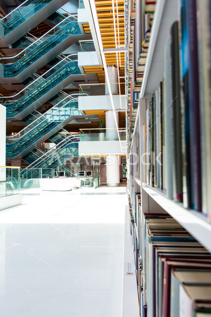 رفوف الكتب في مكتبة محمد بن راشد الثرية بالمجلاات والمعاجم في امارة دبي، صرح معرفي مميز ومعلم ثقافي مشهور، منارة للثقافة والفكر، الفن الهندسي المعماري للمكتبات والمتاحف والمعارض في الامارات العربية المتحدة، مكان للقراء ومحبي العلم والمعرفة