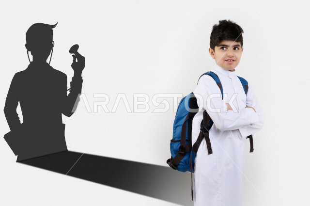 طالب مدرسي عربي خليجي سعودي ، يرتدي حقيبة ظهر مدرسية ، و يرتدي ثوب سعودي تقليدي ، يستعد للفصل الدراسي الجديد ، فصل دراسي تعليمي ، يقف متأمل ويفكر ، ينظر الي المستقبل ، مع خلفية طبيب  
