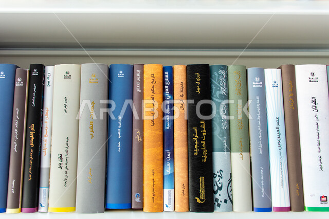  صرح معرفي مميز ومعلم ثقافي مشهور، منارة للثقافة والفكر، الفن الهندسي المعماري للمكتبات والمتاحف والمعارض في الامارات العربية المتحدة، مكان للقراء ومحبي العلم والمعرفة، رفوف الكتب في مكتبة محمد بن راشد الثرية بالمجلاات والمعاجم في امارة دبي