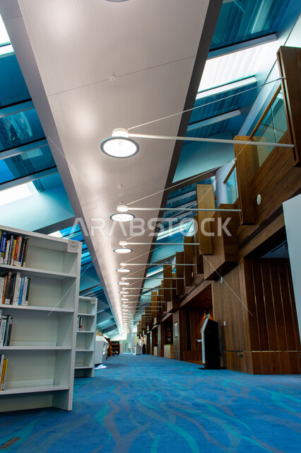  الفن الهندسي المعماري للمكتبات والمتاحف والمعارض في الامارات العربية المتحدة، مكان للقراء ومحبي العلم والمعرفة، رفوف الكتب في مكتبة محمد بن راشد الثرية بالمجلاات والمعاجم في امارة دبي، صرح معرفي مميز ومعلم ثقافي مشهور، منارة للثقافة والفكر