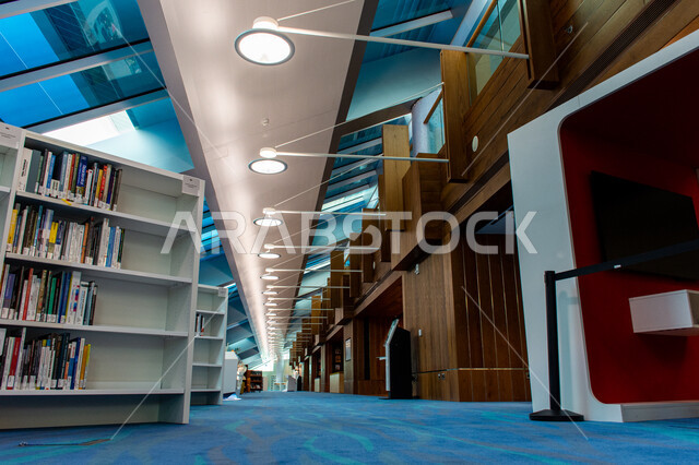  الفن الهندسي المعماري للمكتبات والمتاحف والمعارض في الامارات العربية المتحدة، مكان للقراء ومحبي العلم والمعرفة، رفوف الكتب في مكتبة محمد بن راشد الثرية بالمجلاات والمعاجم في امارة دبي، صرح معرفي مميز ومعلم ثقافي مشهور، منارة للثقافة والفكر